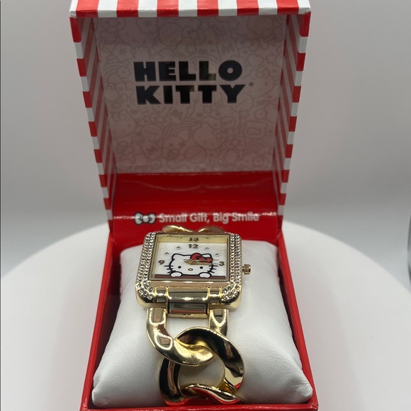 626. Hello Kitty Gold Chain Bracelet Watch - Picture 1 of 4